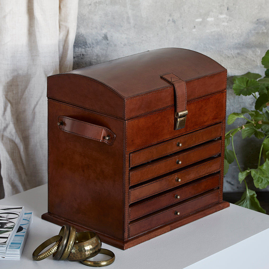 Leather mens hewllery organiser with the lid closed showing the handle on the side of the box