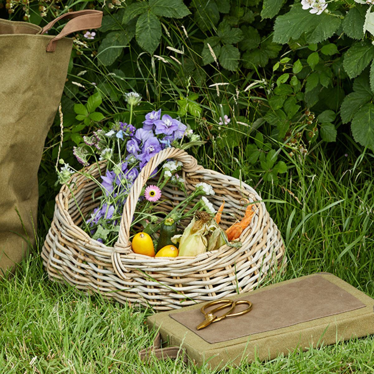 Rattan Forage basket with kneeler