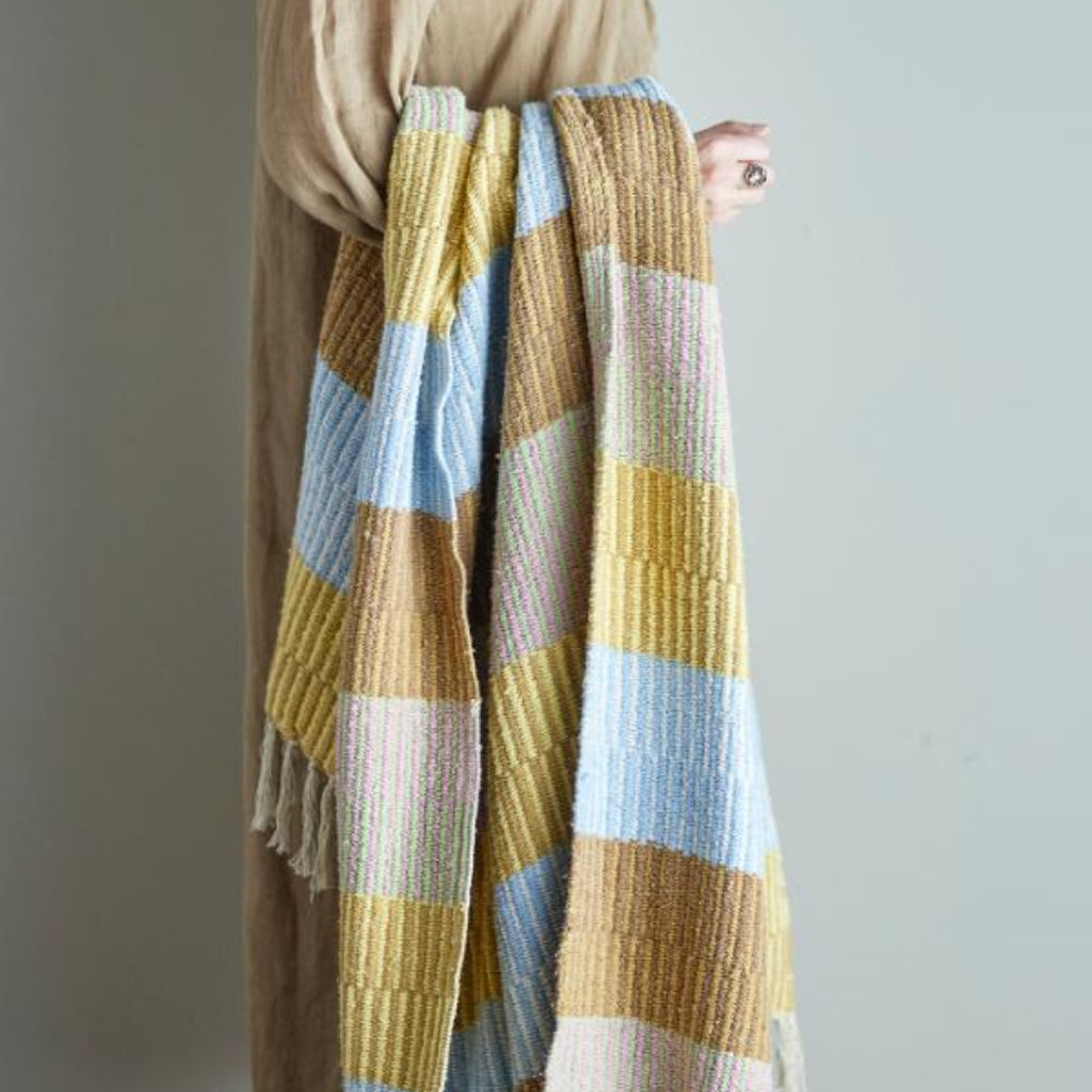 Isnel Throw - Pastel